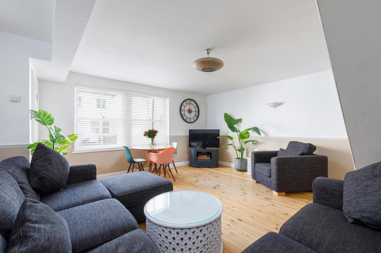 Beachfront Getaway 2-bedroom House With Free Private Parking & Patio Brighton