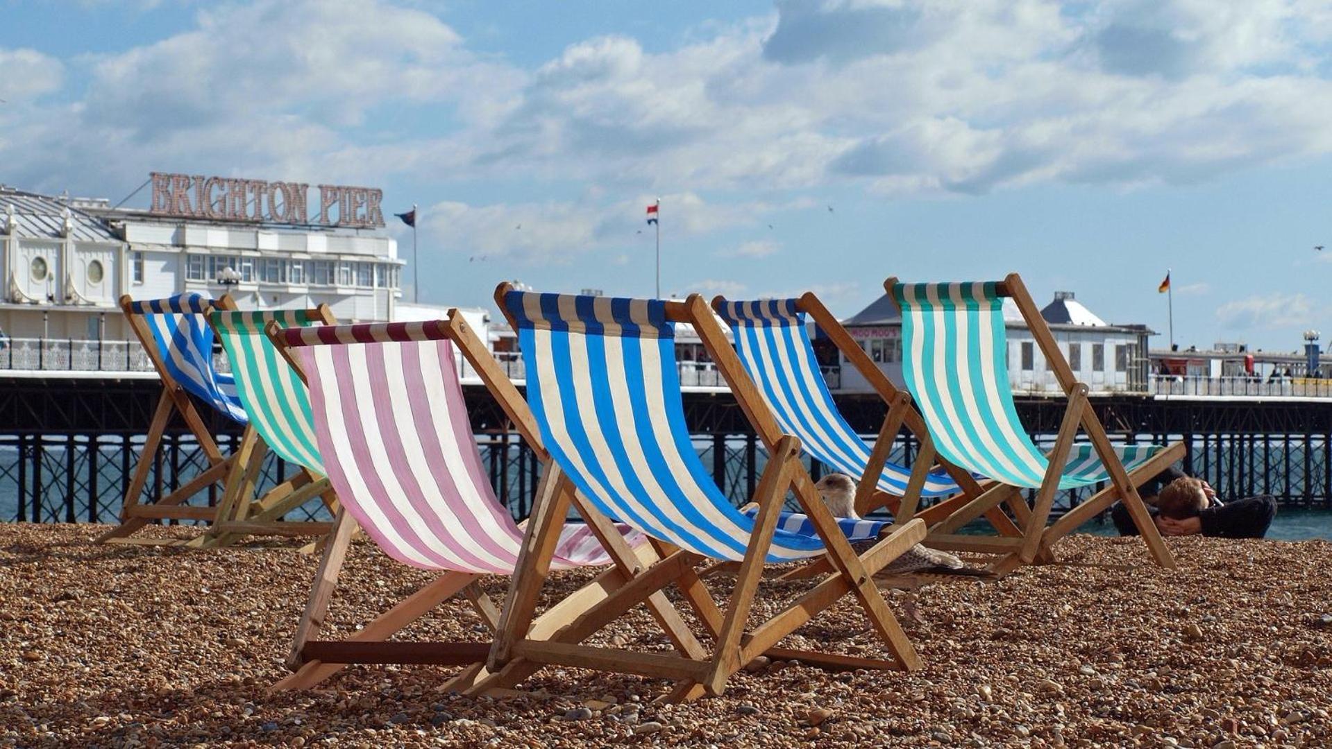 Beachfront Getaway 2-bedroom House With Free Private Parking & Patio Holiday home *